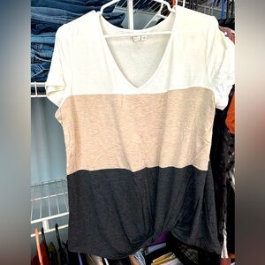 Maurices top w knot on bottom
Color: white, cream, gray
Like-new condition